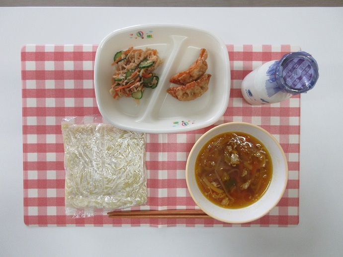 献立：中華めん　牛乳　しょうゆラーメンスープ　揚げギョウザ（小2こ・中3こ）　☆切り干し大根の中華和え