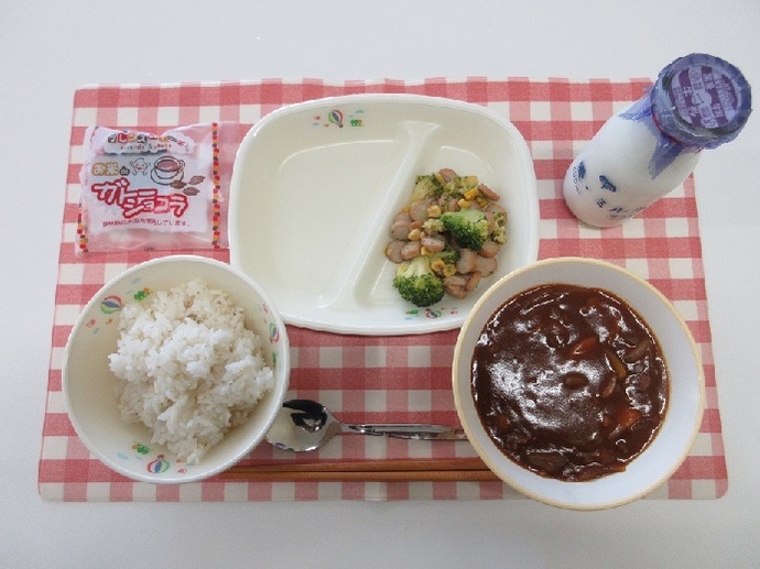 献立：麦ご飯　牛乳　ハヤシライス　ウインナーとブロッコリーのソテー　米粉のガトーショコラ