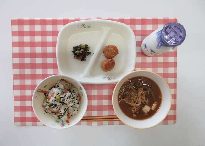 献立：白飯　牛乳　豚汁　愛知のれんこん入りつくね（小2個中3個）　ひじきの炒め煮