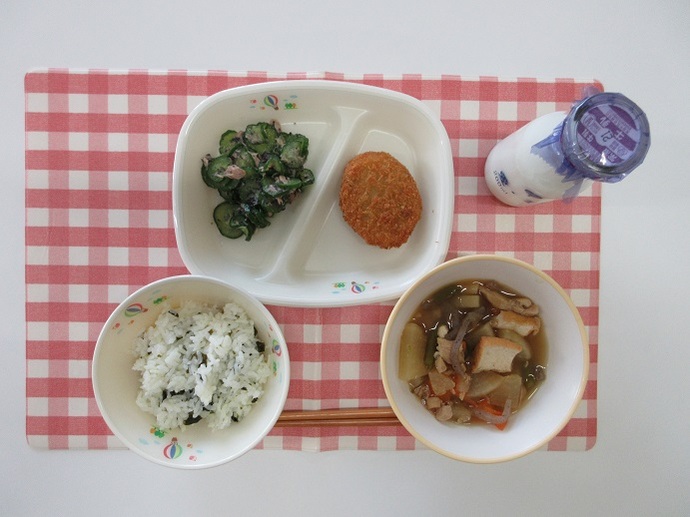 献立：わかめご飯　牛乳　鶏肉と大根のうま煮　菜の花入りコロッケ　きゅうりとツナのゆかり和え