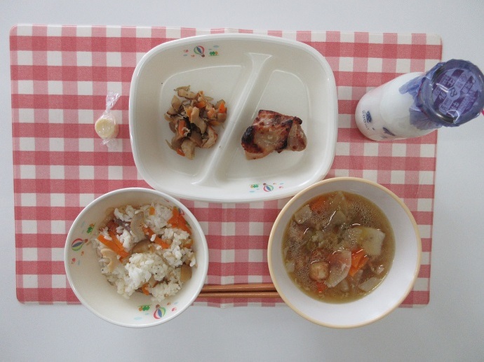 献立：☆白飯　牛乳　実だくさん汁　鶏肉の塩こうじ焼き　☆いりめしの具　キャンディチーズ（小1個中2個）