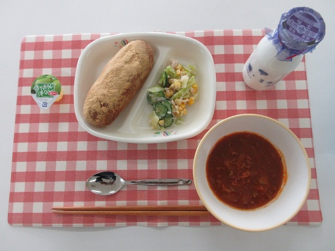 献立：揚げパン　牛乳　ミートソースペンネ　チキンサラダ　卓上イタリアンドレッシング　ひとくちゼリー（ようなし）