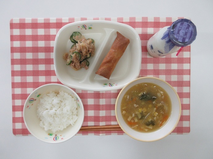 献立：白飯　牛乳　中華コーンスープ　春巻き　大根の中華ごまサラダ