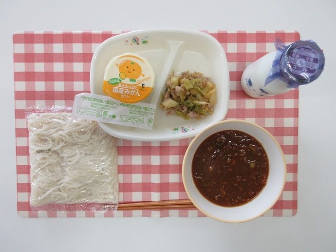 献立：ソフトめん　牛乳　肉みそかけ　鶏肉とキャベツの炒め物　みかんゼリー