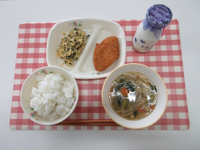 献立：白飯　牛乳　あかもく入り白玉団子汁　米粉のホキフライ　もやしと卵の炒め物