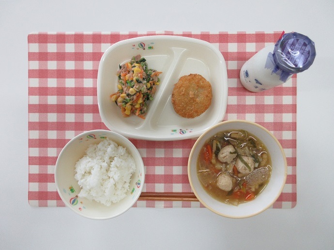 献立：白飯　牛乳　鶏団子汁　キャベツ入りメンチカツ　ツナサラダ