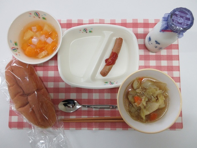 献立：サンドイッチロールパン　牛乳　野菜たっぷりポトフ　ソーセージのトマトソースかけ（小1本・中2ほん）　ナタデココポンチ