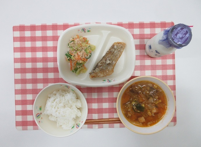 献立：白飯　牛乳　キムチスープ　たらの竜田揚げ　中華ごまサラダ