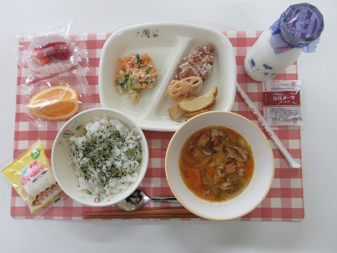 献立：菜飯　牛乳　ココア牛乳の素　キムチスープ　鶏肉のから揚げ　れんこんチップス　フライドポテト　中華ごまサラダ　いちご（個包装）・オレンジ（個包装）（どちらか1個）　豆乳クリーム大福