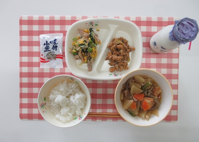 献立：白飯　牛乳　豚肉と大根の煮物　☆鶏ちゃん　小松菜のおひたし　乾燥小魚
