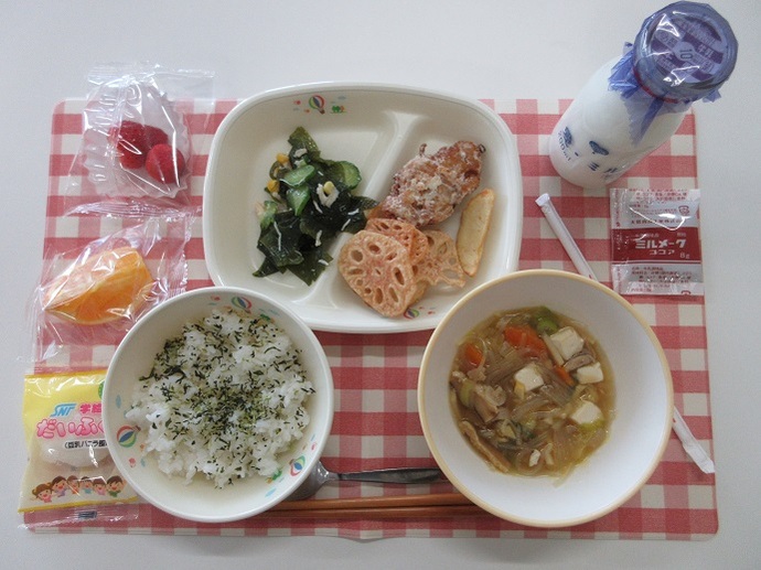 献立：菜飯　牛乳　ココア牛乳の素　春雨スープ　鶏肉のから揚げ　れんこんチップス　フライドポテト　チキンとわかめの塩だれサラダ　いちご（個包装）・オレンジ（個包装）（どちらか1個）　豆乳クリーム大福