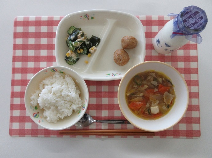 献立：白飯　牛乳　春雨スープ　レバー入りつくね　チキンとわかめの塩だれサラダ　卓上ドレッシング（塩だれ）
