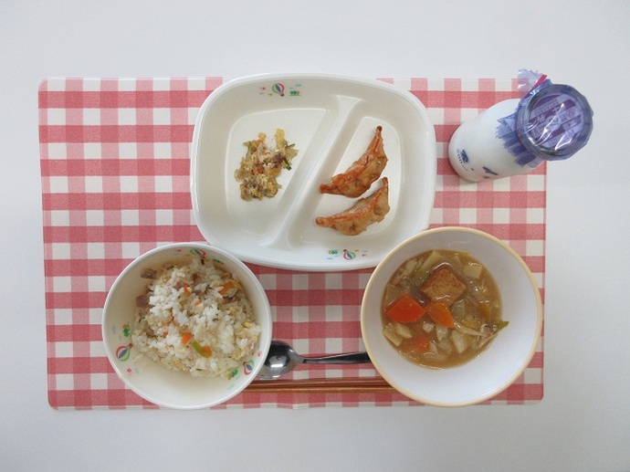 献立：☆白飯　牛乳　生揚げの中華煮　揚げぎょうざ（小2個・中3個）　☆みんなのもぐもぐツナチャーハンの具