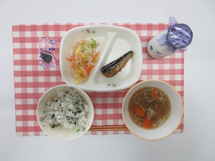 献立：わかめご飯　牛乳　実だくさん汁　いわしの梅煮　切り干し大根のさっぱり和え　プルーン
