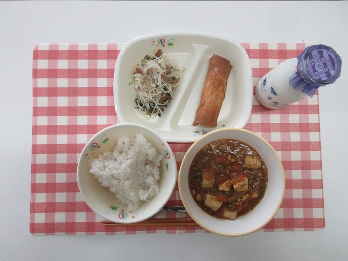献立：麦ごはん　牛乳　マーボ豆腐　愛知の野菜入り春巻き　ビーフンとチンゲンサイの炒めもの　