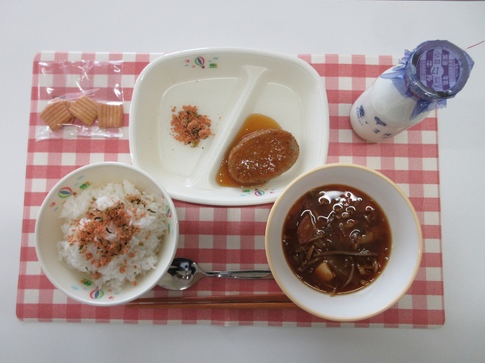 献立：白飯　牛乳　豚汁　ハンバーグのおろしかけ　鮭と青菜ご飯の具　きらず揚げ