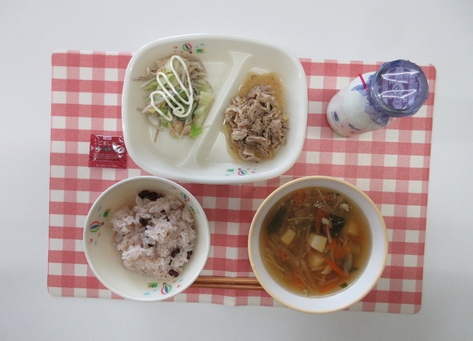 献立：赤飯　牛乳　沢煮椀　豚肉のアカモク入りしょうが炒め　かみかみサラダ　ごま塩（小袋）　卓上マヨネーズ　