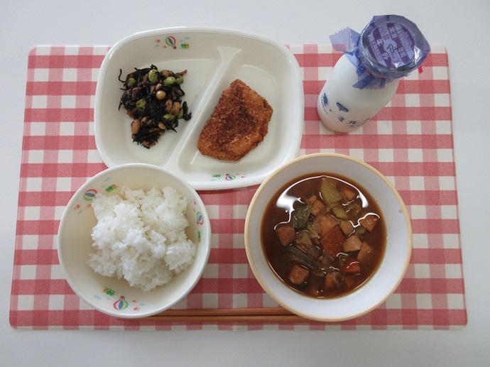 献立：白飯　牛乳　石狩汁　とんカツのソースかけ　ひじきの炒め煮