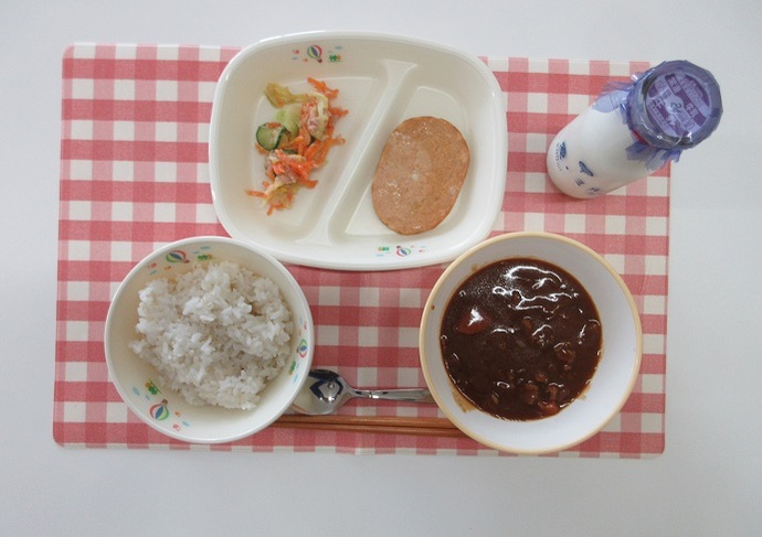 献立：麦ご飯　牛乳　ハヤシライス　ハムステーキ　にんじんサラダ　卓上かんきつドレッシング