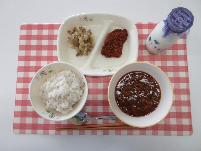 献立：麦ご飯　牛乳　ハヤシライス　米粉チキンカツ　ベーコンと新玉ねぎのソテー