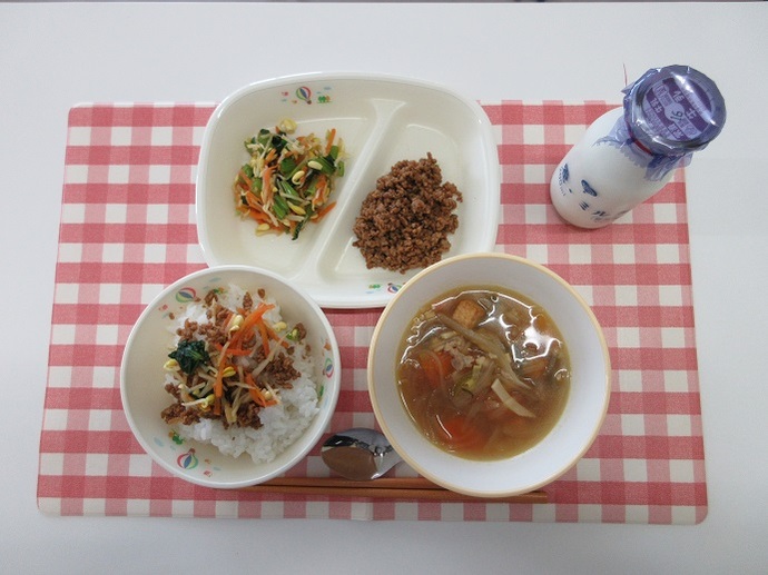献立：白飯　牛乳　たけのこ入り春雨スープ　ビビンバ（肉）　ビビンバ（野菜）