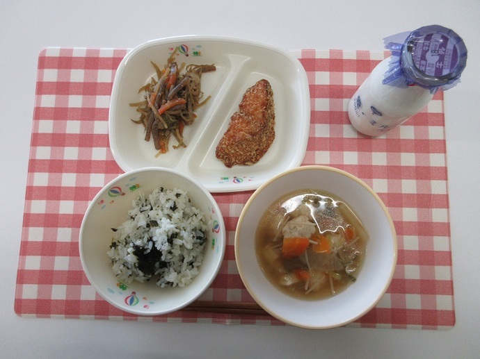 献立：わかめご飯　牛乳　鶏団子汁　あじフライ　☆きんぴらごぼう