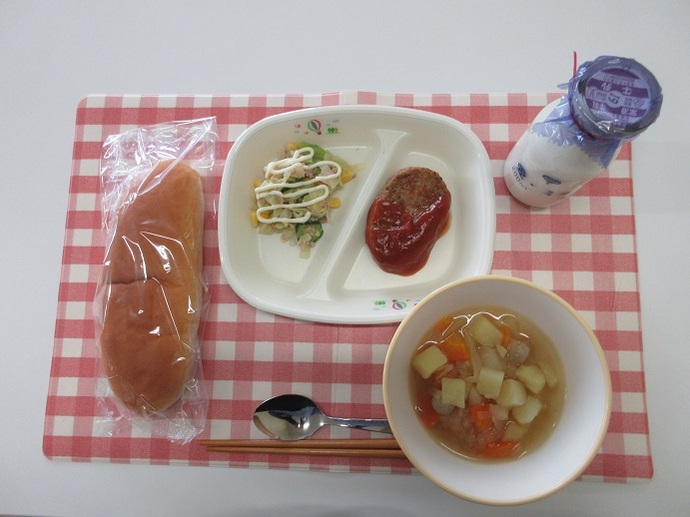 献立：ミルクロールパン　牛乳　ポトフ　ハンバーグのトマトソースかけ　ツナサラダ　卓上マヨネーズ