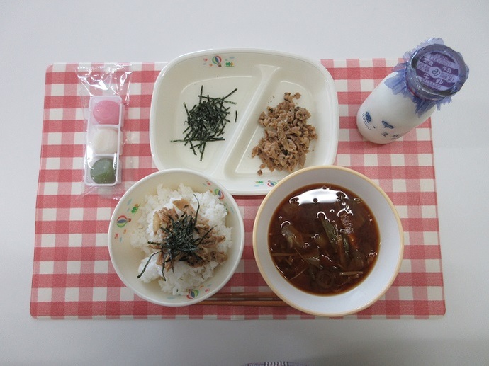 献立：☆白飯　牛乳　春キャベツのみそ汁　☆あかもく豚丼　☆常滑産刻みのり　花見団子