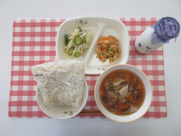 献立：白玉うどん　牛乳　和風汁かけ　☆春菊入りかき揚げ　チキンハムとキャベツの酢の物