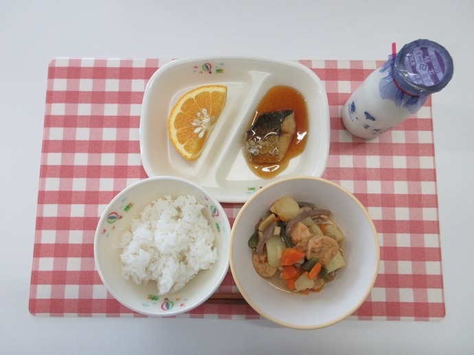 献立：白飯　牛乳　春野菜の煮物　さわらの照り焼き　甘夏