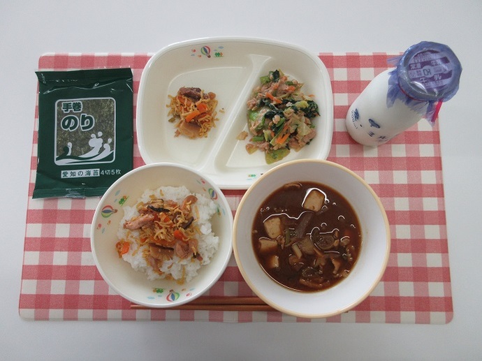献立：☆白飯　牛乳　新じゃがいものみそ汁　☆卵とふきのちらし寿司の具　ツナと野菜の和え物　☆手巻きのり　