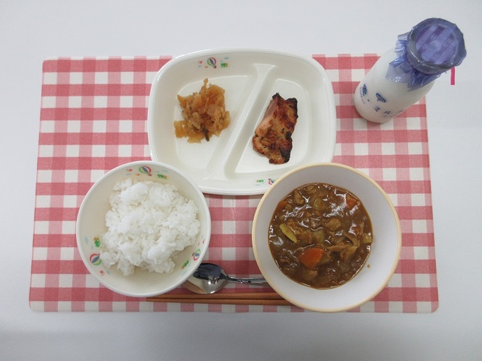 献立：白飯　牛乳　カレーライス　チキンのバジル焼き　福神漬