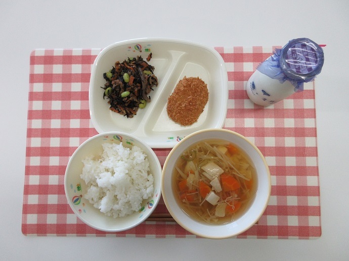 献立：白飯　牛乳　湯葉と豆腐のすまし汁　コロッケ　ひじきの炒め煮