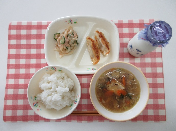献立：白飯　牛乳　生揚げの中華煮　焼き餃子（小2個・中3個）　大根とツナのごまサラダ