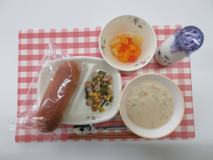 献立：くろロールパン　牛乳　☆春キャベツと新玉ねぎのクリームシチュー　ソーセージとアスパラガスのソテー　愛知県産いちごゼリーポンチ