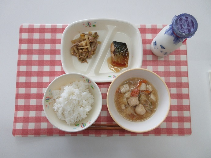 献立：白飯　牛乳　鶏団子汁　さばの和風あんかけ　野菜のソース炒め