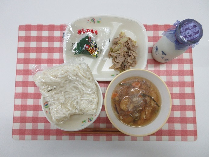 献立：白玉うどん　牛乳　きつね汁かけ　キャベツと豚肉の黒酢炒め　かしわもち