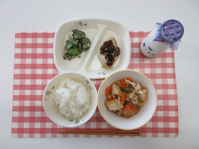 献立：白飯　牛乳　生揚げのそぼろ煮　☆たらの海苔あんかけ　きゅうりとキャベツのゆかりあえ