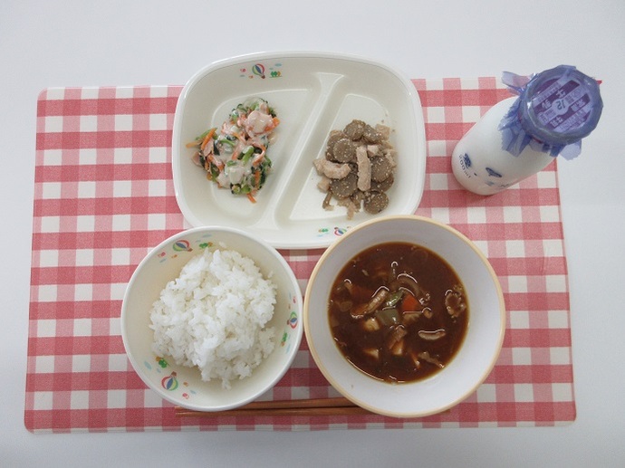 献立：白飯　牛乳　☆春野菜の豚汁　鶏肉とごぼうの甘辛炒め　こまツナサラダ　卓上クリーミードレッシング