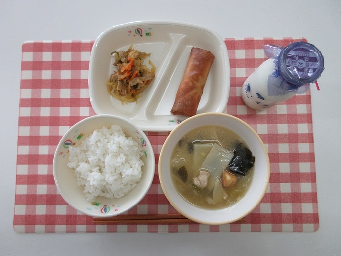 献立：白飯　牛乳　ワンタンスープ　春巻き　チャプチェ