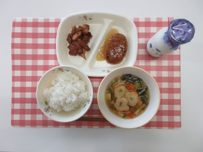 献立：白飯　牛乳　花麩のすまし汁　おろしハンバーグ　さつまあげとキャベツのみそ炒め