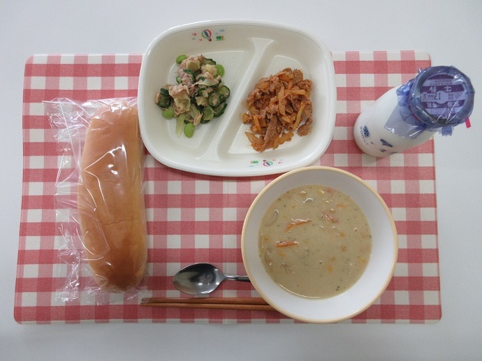 献立：ロールパン　牛乳　コーンポタージュ　ポークチャップ　枝豆サラダ