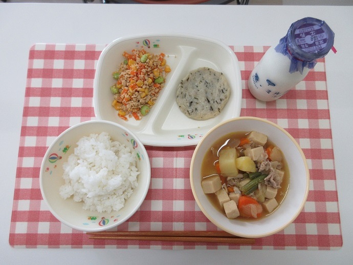 献立：白飯　牛乳　高野豆腐のうま煮　あかもく入りはんぺん　彩り鶏そぼろ