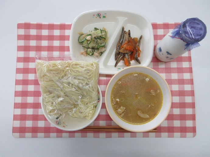 献立：中華めん　牛乳　豚骨ラーメンスープ　きびなごの南蛮漬け　中華ごまサラダ