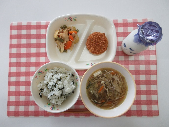 献立：わかめご飯　牛乳　沢煮椀　和風コロッケ　☆土佐煮