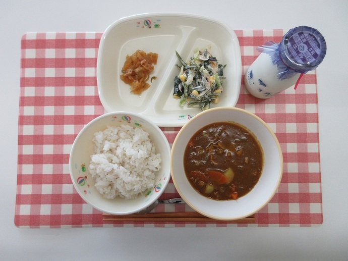 献立：麦ご飯　牛乳　カレーライス　ツナと海藻のサラダ　福神漬け　卓上マヨネーズ