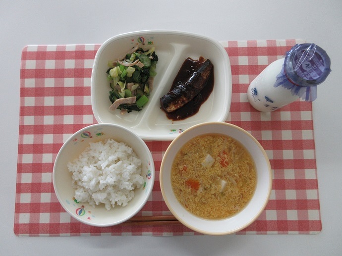 献立：白飯　牛乳　かきたま汁　いわし八丁味噌煮　野菜の和え物　