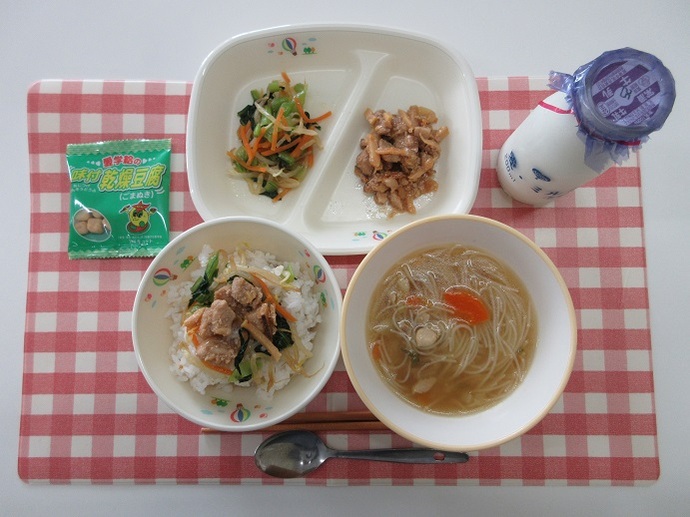 献立：☆麦ご飯　牛乳　ビーフンスープ　☆ルーロー飯（肉）　☆ルーロー飯（野菜）　味付乾燥豆腐