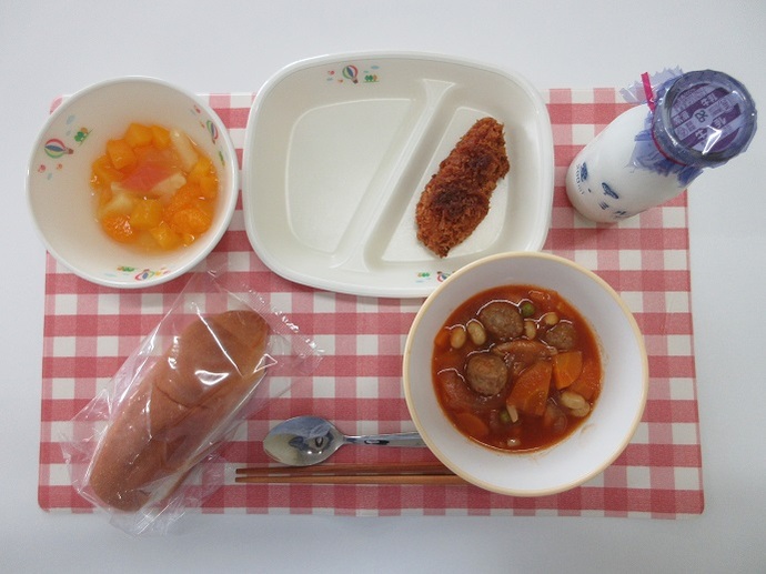 献立：あいちの米粉パン　牛乳　ミートボールのトマト煮　☆ささみのレモンたれかけ　フルーツミックス