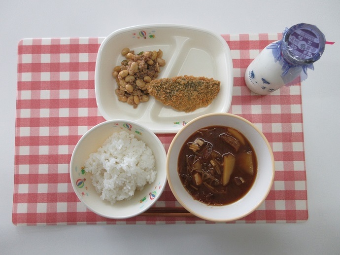 献立：白飯　牛乳　玉ねぎのみそ汁　青じそ入りあじフライ　ピリ辛大豆